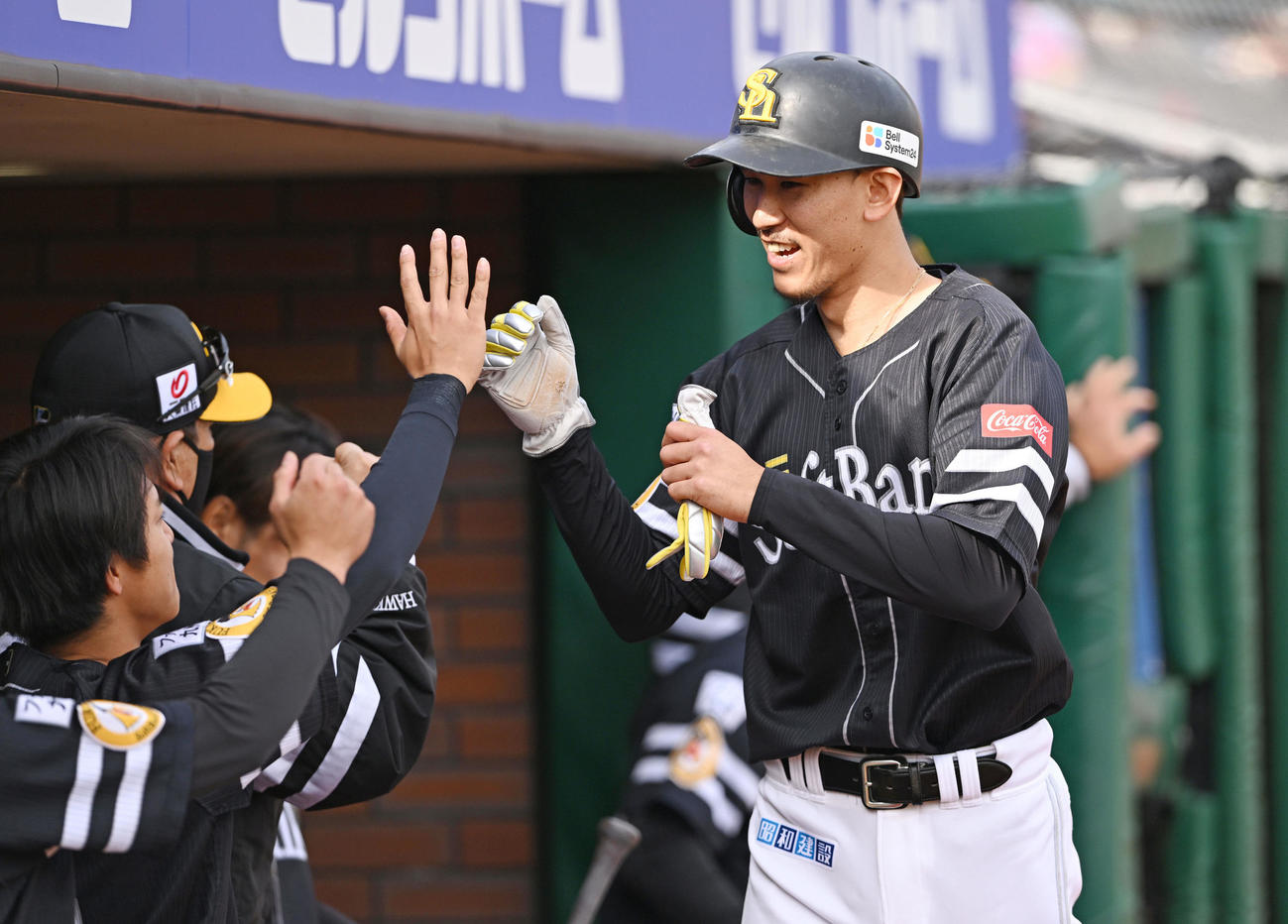 楽天対ソフトバンク　5回表ソフトバンク1死三塁、柳田の適時打から生還した三森（右）はナインとタッチを交わす（撮影・滝沢徹郎）