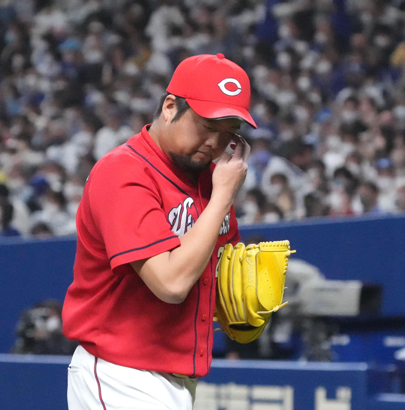 8回裏中日1死二、三塁、マウンドを降りる中崎（撮影・森本幸一）