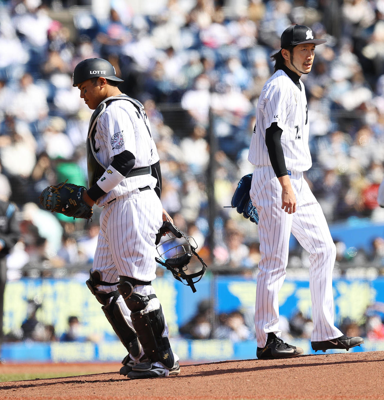 ロッテ対日本ハム　2回表日本ハム無死二、三塁、松本剛に適時打を許し厳しい表情で言葉を交わす石川（右）と松川（撮影・垰建太）