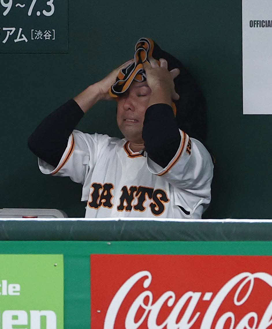 巨人対阪神　7回、降板しベンチで頭を抱える今村（撮影・上田博志）