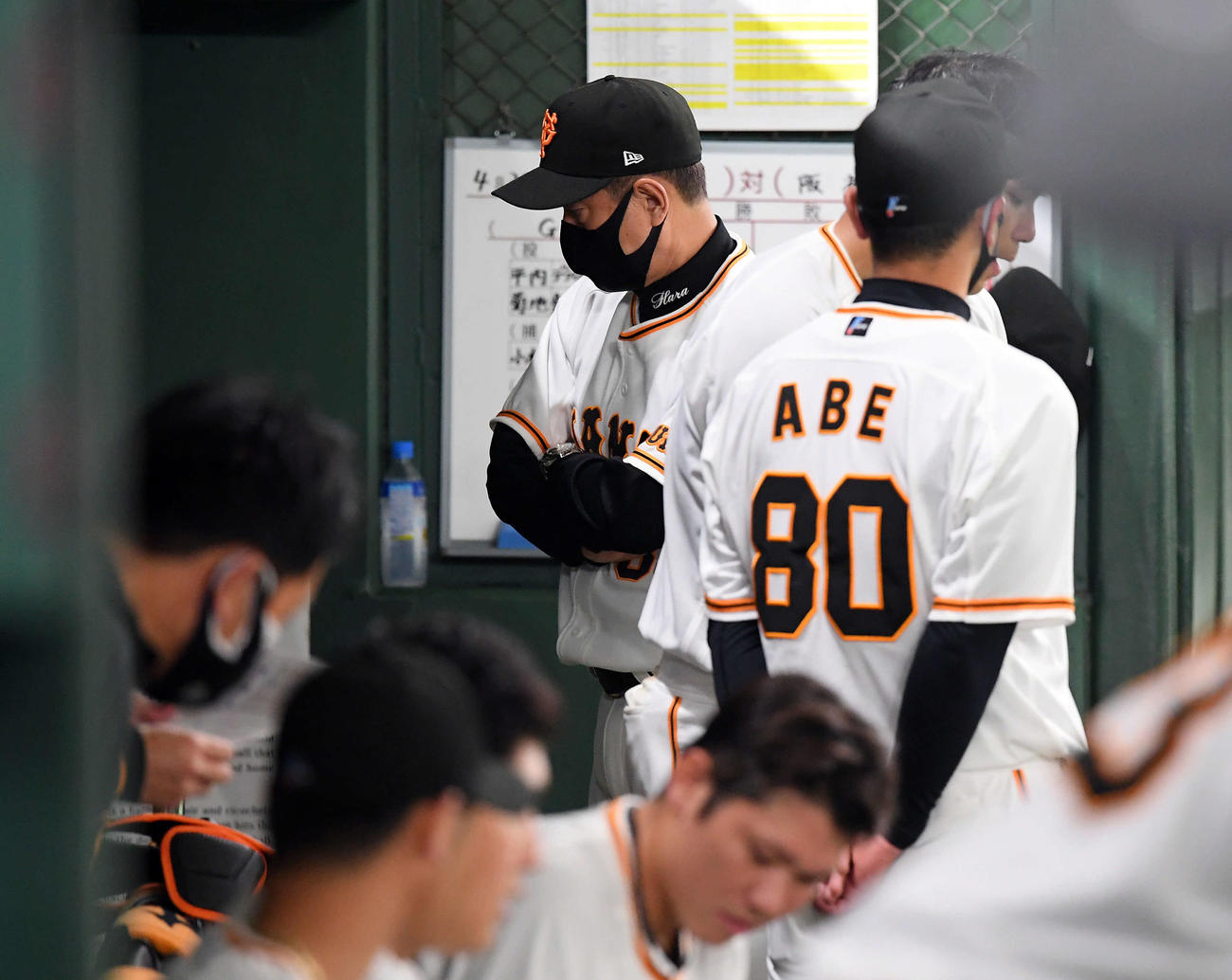 巨人対阪神　7回表、中継ぎの大乱調にベンチで厳しい表情の巨人原辰徳監督（撮影・たえ見朱実）