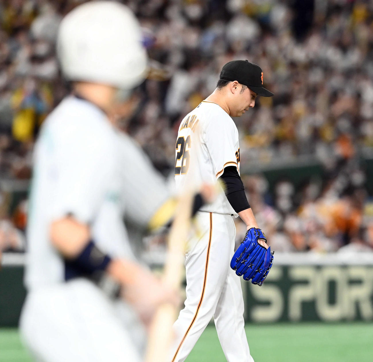 巨人対阪神　7回表阪神2死満塁、近本に押し出し四球を与え勝ち越しを許す今村（撮影・たえ見朱実）