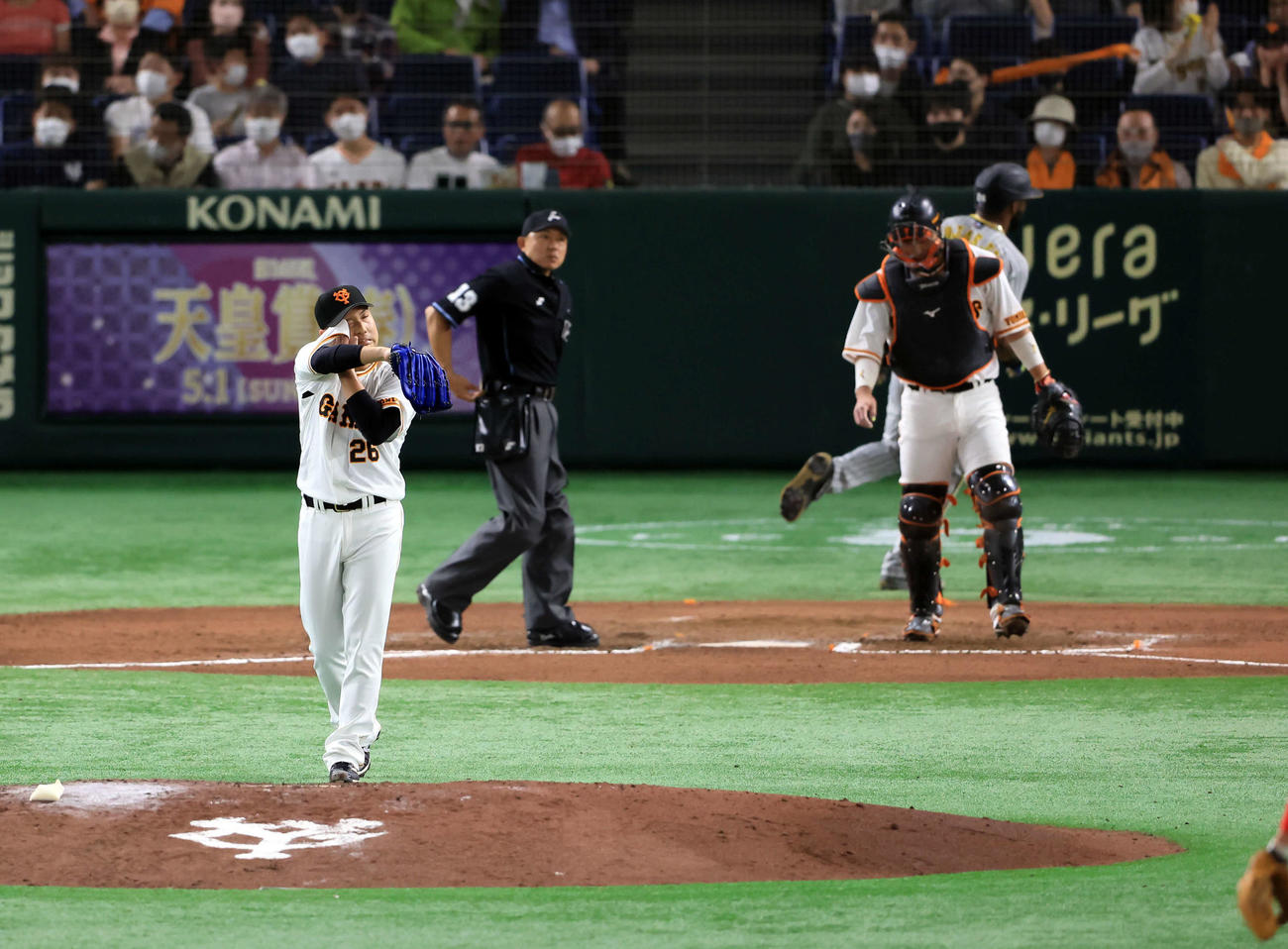 巨人対阪神　7回表阪神2死満塁、近本に押し出し四球を許し、生還したロハス・ジュニア（右後方）を背に悔しそうに汗をぬぐう今村（撮影・浅見桂子）