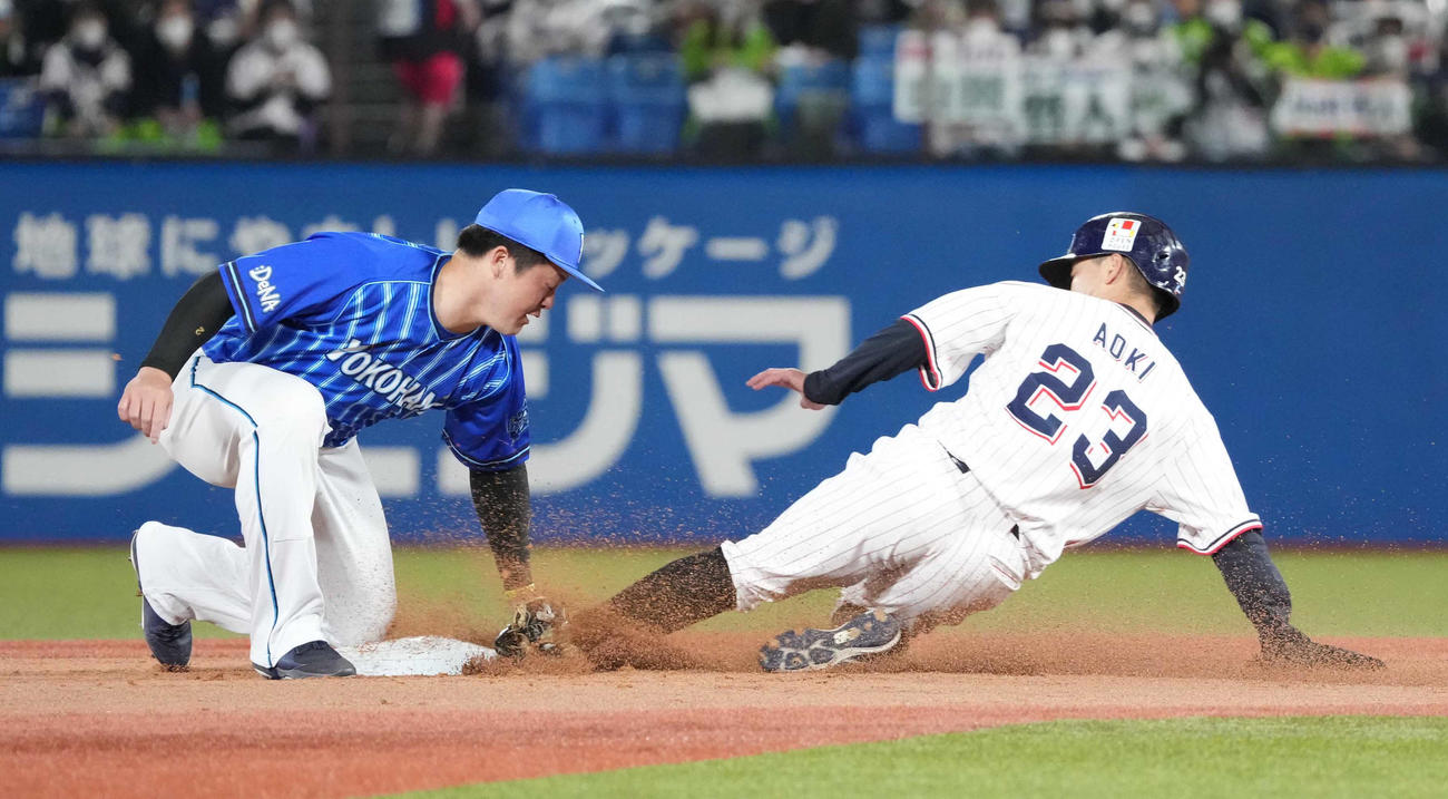 ヤクルト対DeNA 5回裏ヤクルト1死一塁、一塁走者の青木は二塁盗塁を企てるも判定は一時アウトとなる。左はDeNA牧（撮影・小沢裕）