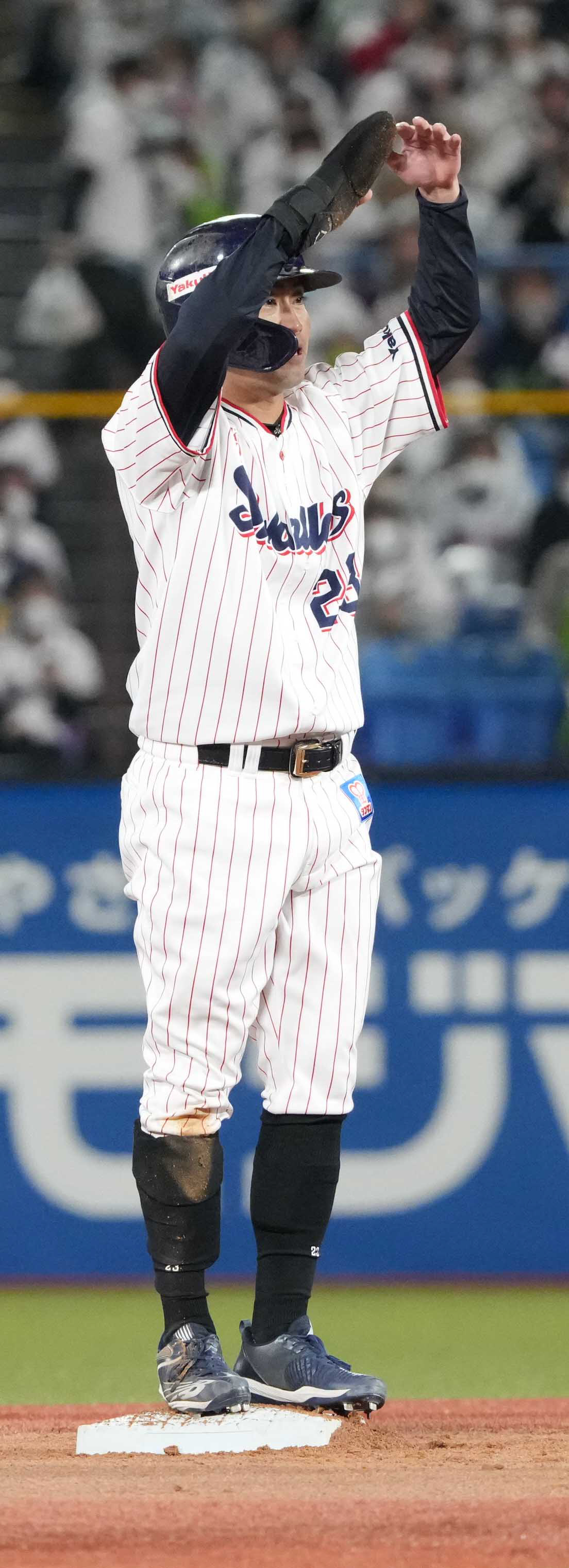 ヤクルト対DeNA 5回裏ヤクルト1死一塁、一塁走者の青木宣親は二塁盗塁を企てるも判定は一時アウトとなる。ベンチに向かってリクエストを要求した結果セーフとなる（撮影・小沢裕）
