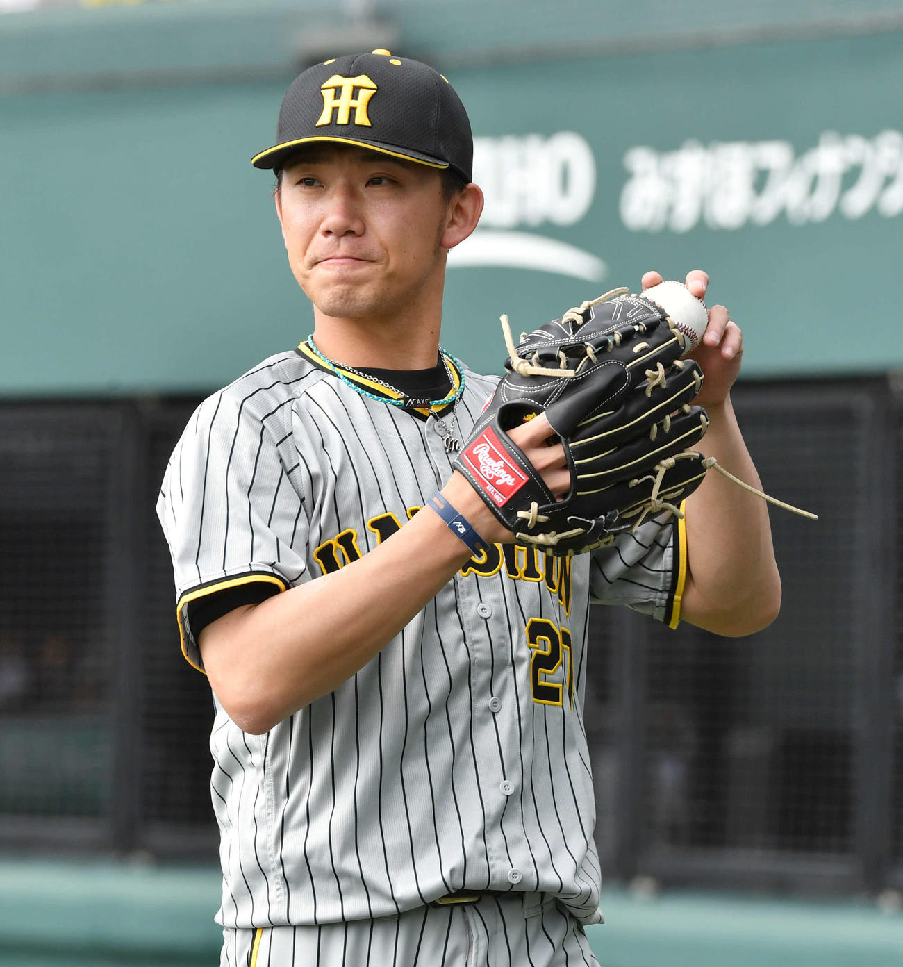 ウエスタン・リーグ　ソフトバンク対阪神　7回表、ベンチ前でキャッチボールを行う伊藤将（撮影・岩下翔太）