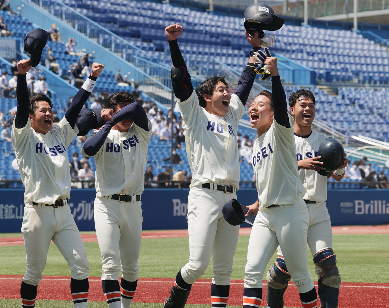 サヨナラ打を放ち喜ぶ内海貴斗（中央）ら法大の選手たち（撮影・野上伸悟）