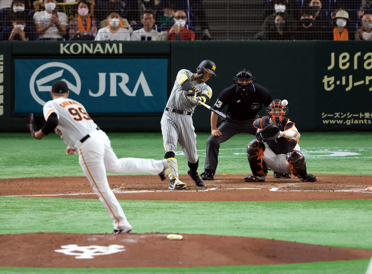 巨人対阪神　6回表阪神2死二塁、佐藤輝は左適時打を放つ。投手シューメーカー（撮影・浅見桂子）