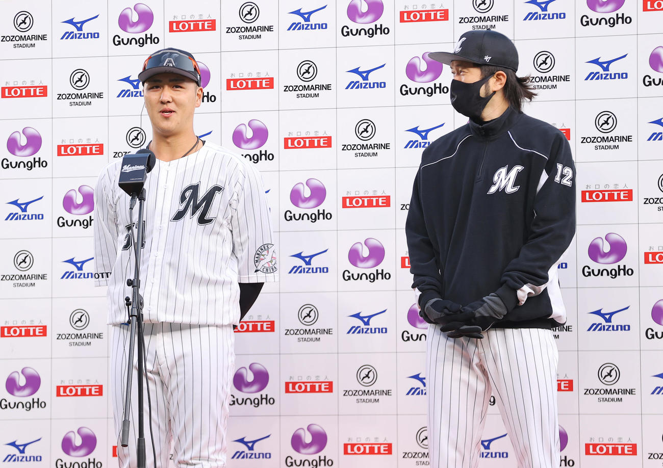 ロッテ対日本ハム　日本ハムに勝利しお立ち台で勝利の一句を詠むロッテ山口航輝（左）。右は石川（撮影・垰建太）