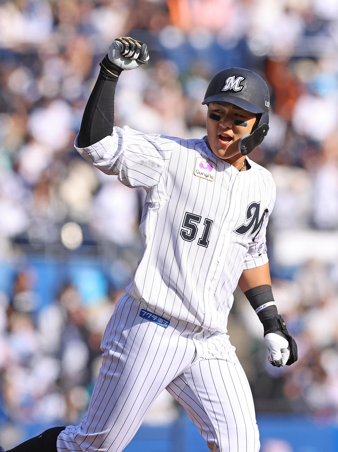 ロッテ対日本ハム　5回裏ロッテ2死三塁、山口は勝ち越し2点本塁打を放ちベンチに向かってガッツポーズ（撮影・垰建太）