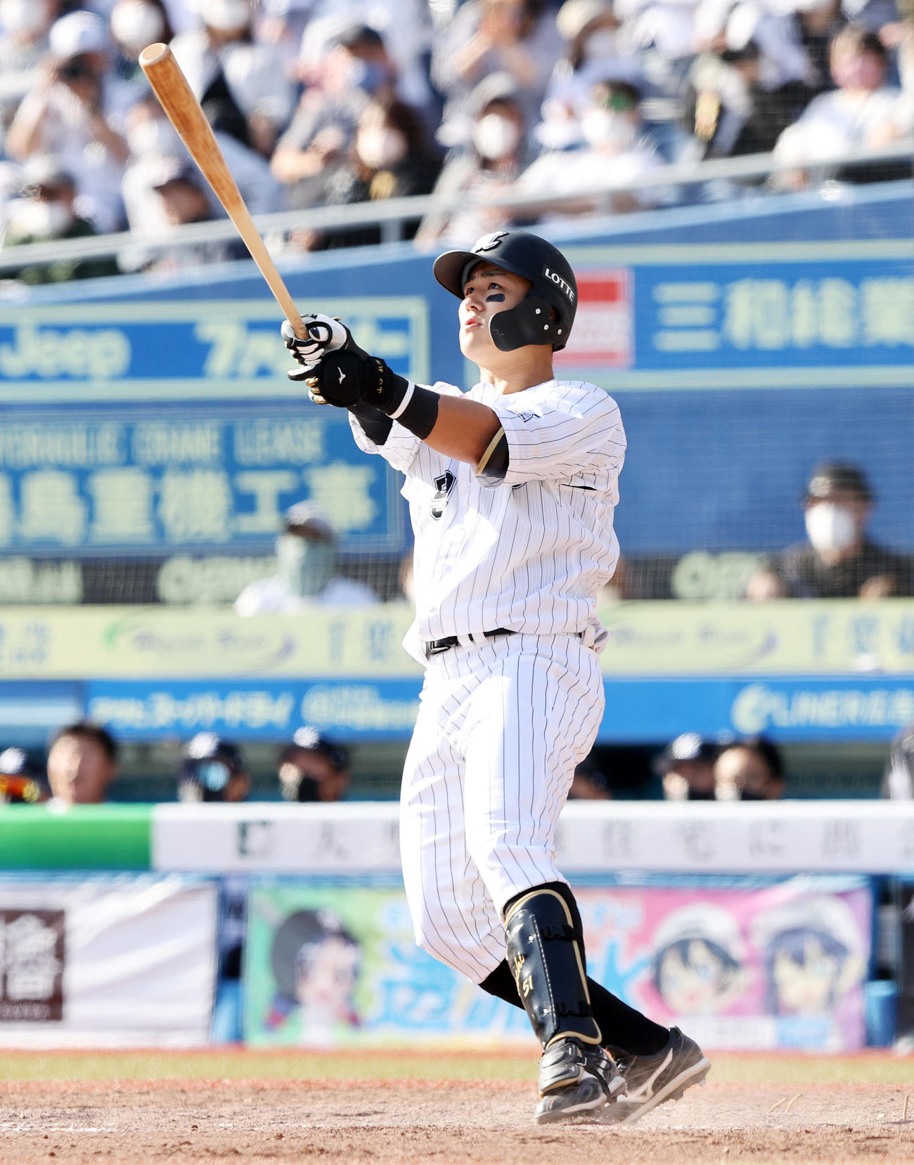 ロッテ対日本ハム　5回裏ロッテ2死三塁、山口は左越え2点本塁打を放つ（撮影・鈴木正人）