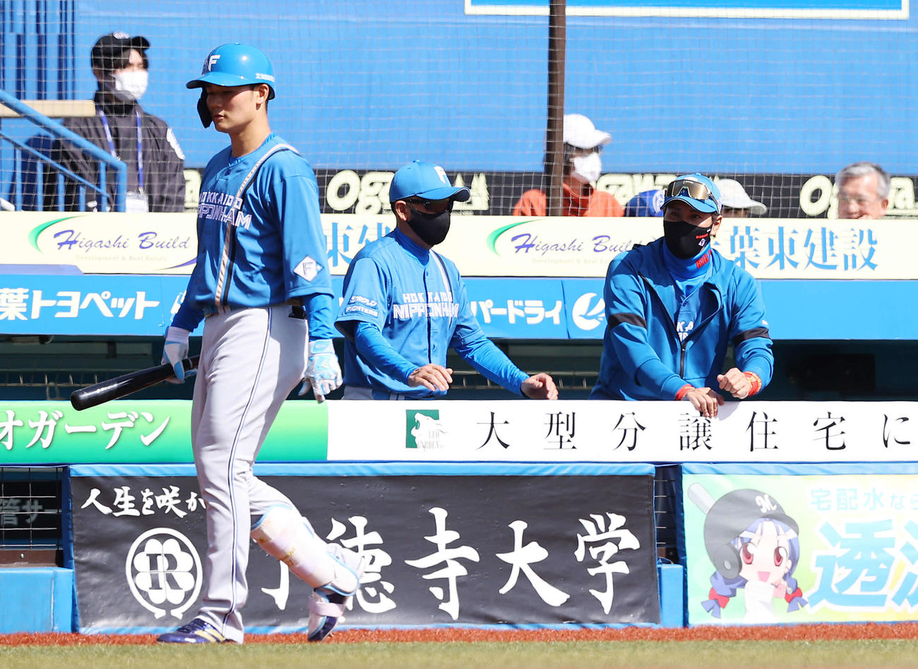 ロッテ対日本ハム　2回表、バットに向かい打席に備える清宮（左）を見つめる日本ハム新庄監督（右）（撮影・垰建太）
