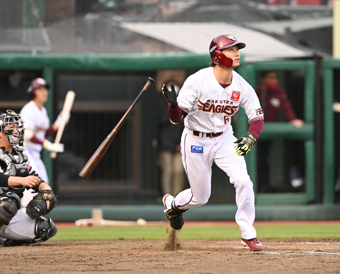 楽天対ソフトバンク　9回裏楽天2死一、二塁、西川は右越え3点本塁打を放つ（撮影・滝沢徹郎）