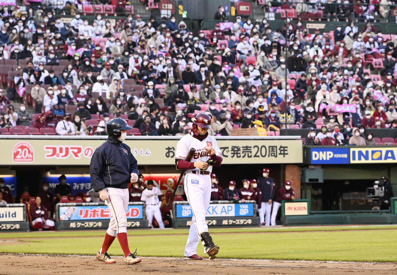 楽天対ソフトバンク　11回裏楽天2死、四球を選び出塁する西川（撮影・滝沢徹郎）