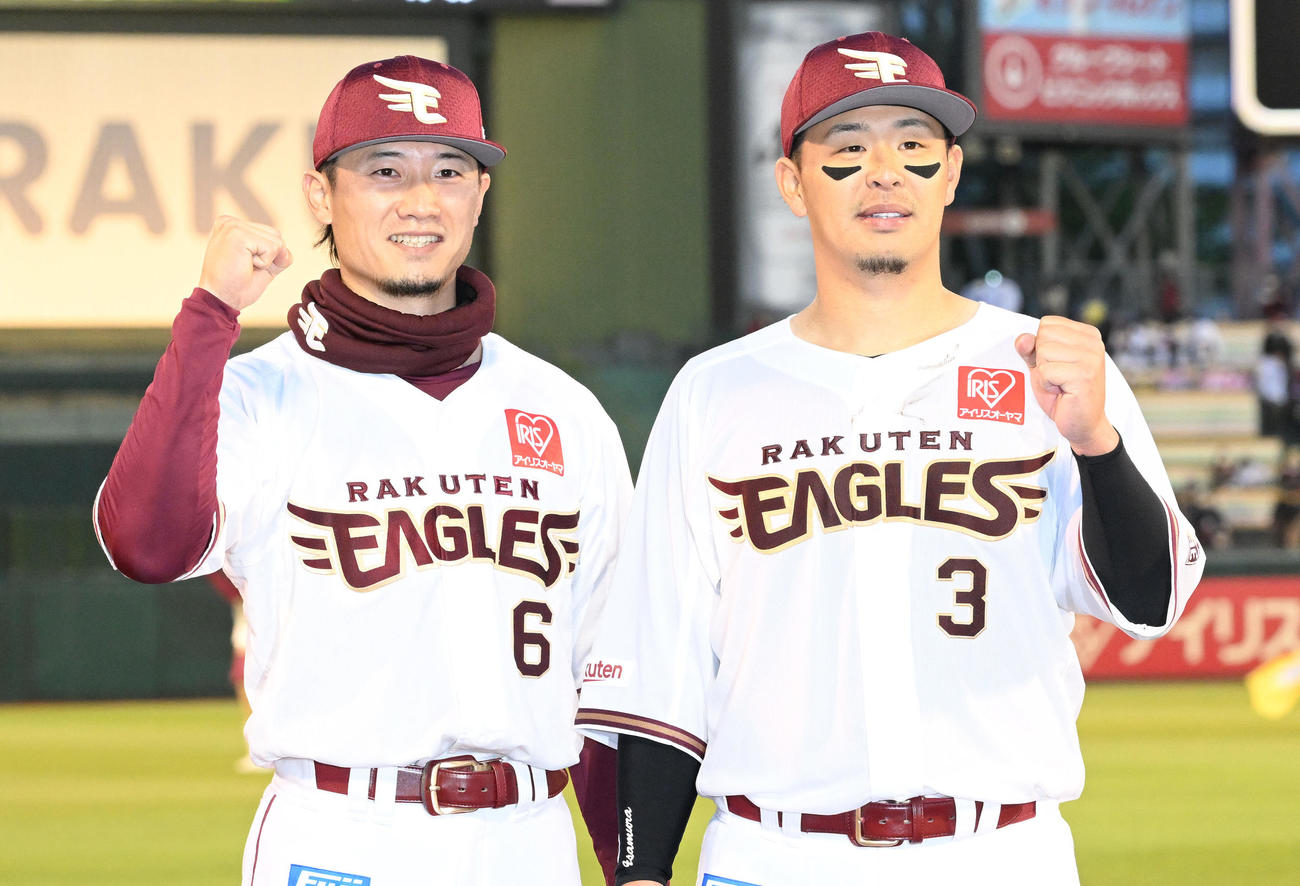 楽天対ソフトバンク　ヒーローインタビューを終えポーズを決める楽天西川（左）と浅村（撮影・滝沢徹郎）