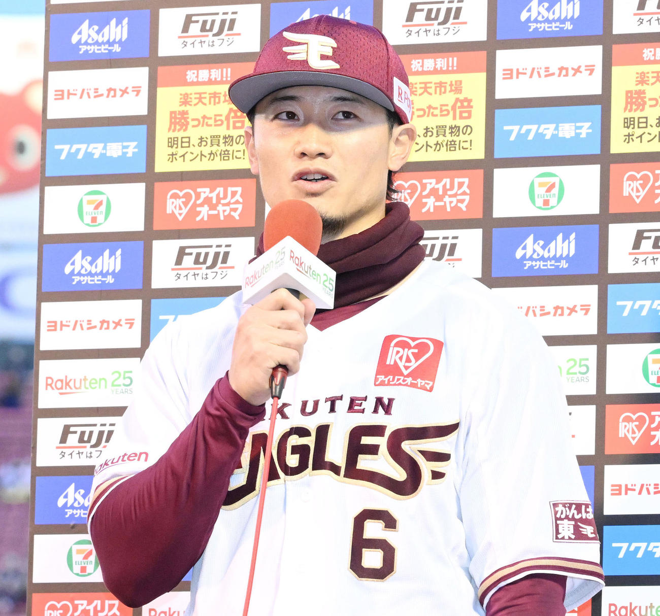 楽天対ソフトバンク　ヒーローインタビューを受ける楽天西川（撮影・滝沢徹郎）