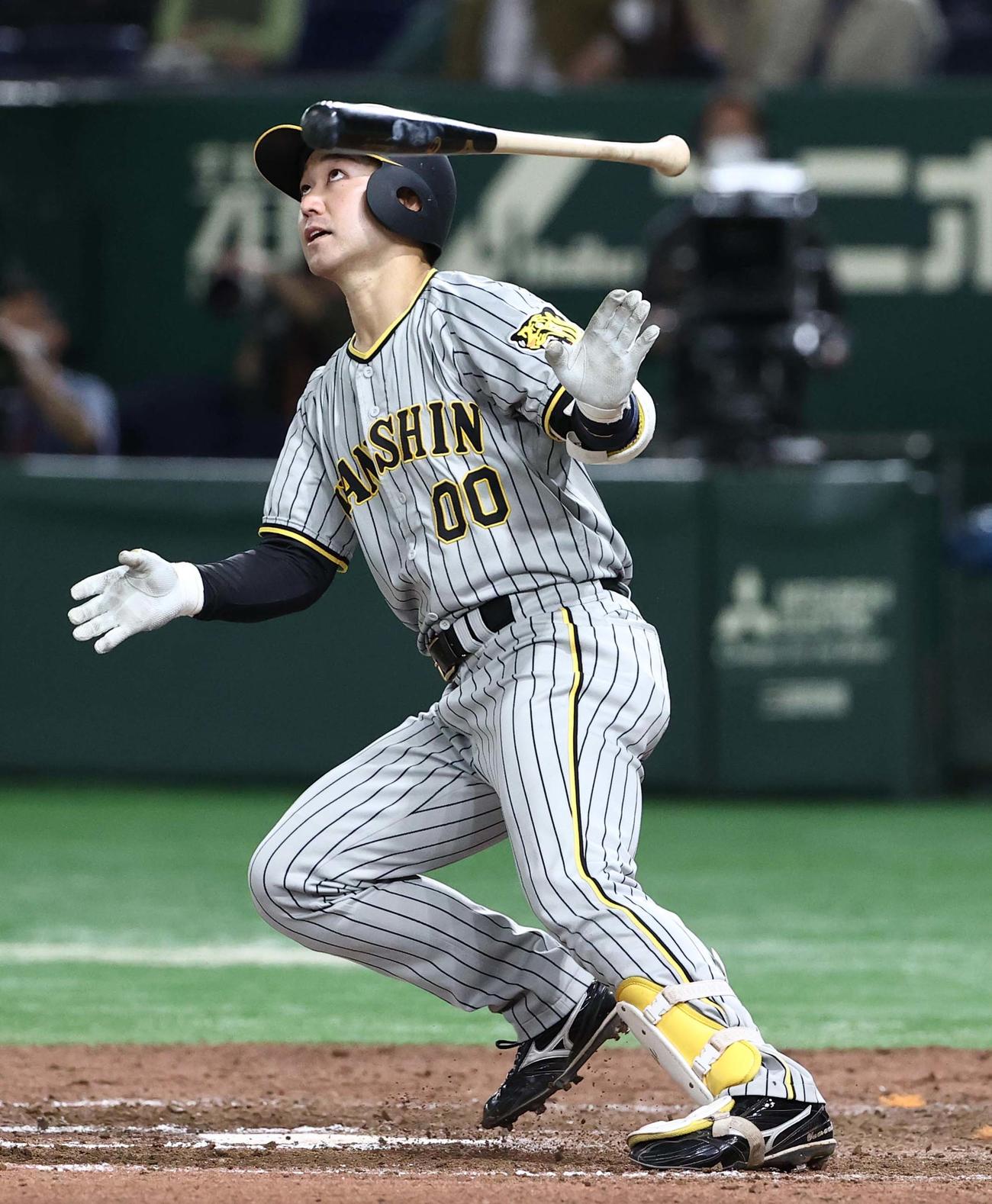 巨人対阪神　8回表阪神1死一塁、山本は左越え2点本塁打を放つ（撮影・上田博志）
