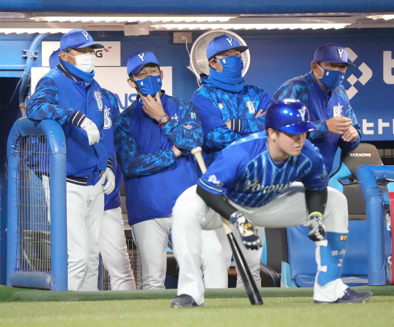 ヤクルト対DeNA 8回表DeNA無死、死球を受けた楠本を心配そうに見つめる三浦監督（後方左から2人目）（撮影・小沢裕）