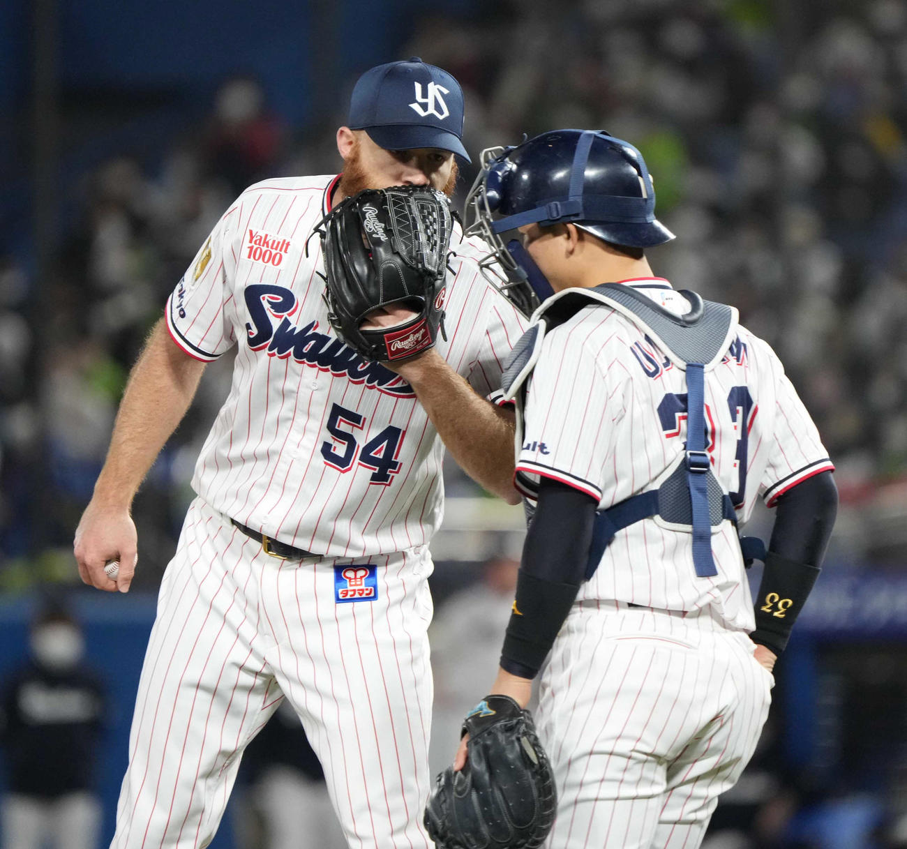 ヤクルト対DeNA 6回表DeNA2死二塁、内山壮（右）は打者牧秀悟を迎え途中でマウンドへ向かいサイスニードと配球を確認する（撮影・小沢裕）