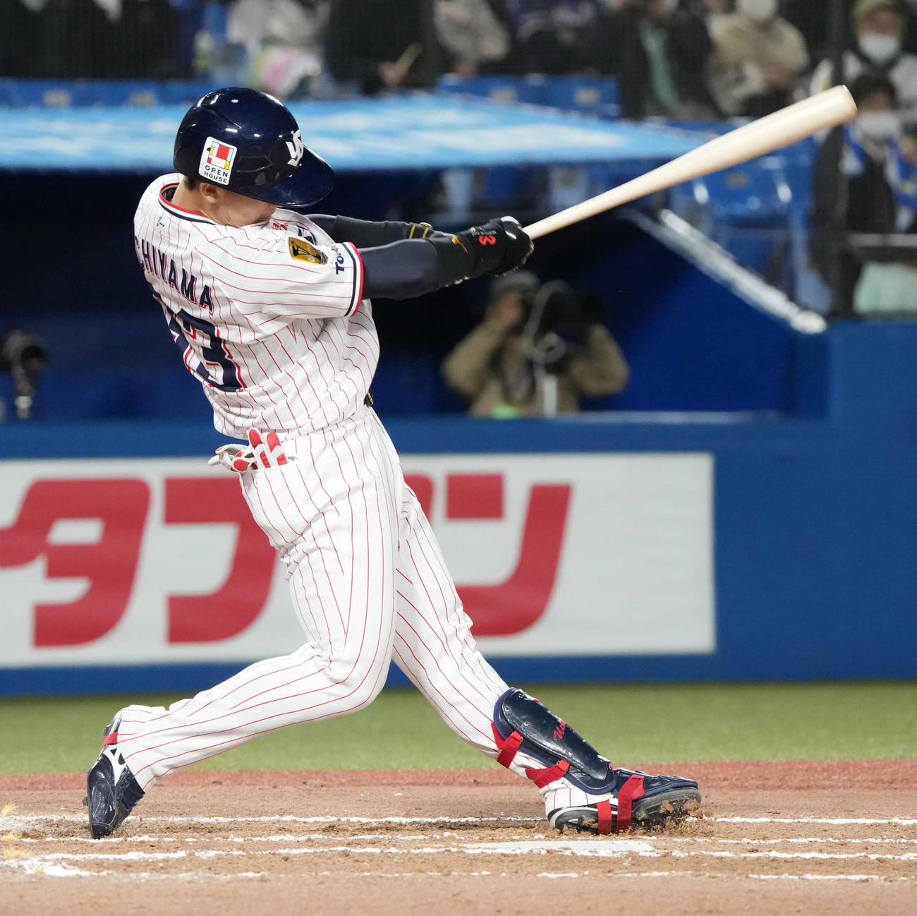 ヤクルト対DeNA 6回裏ヤクルト1死二塁、内山壮は左適時二塁打を放つ（撮影・小沢裕）