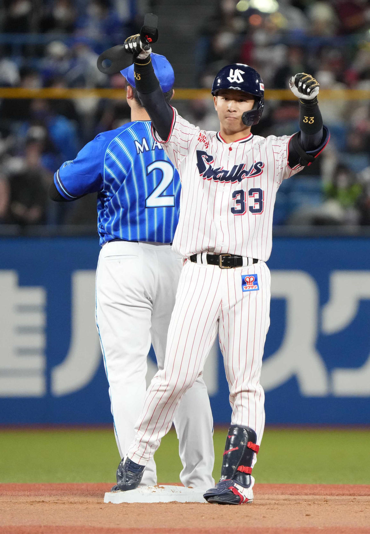 ヤクルト対DeNA 6回裏ヤクルト1死二塁、内山壮は左適時二塁打を放ちベンチの声援に応える（撮影・小沢裕）