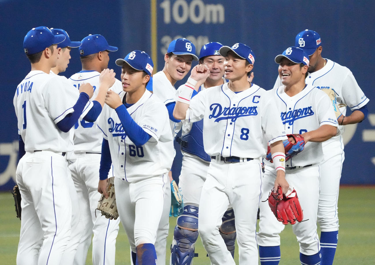 4月24日、巨人戦に勝利しタッチを交わす石川昂弥（中央）ら中日ナイン