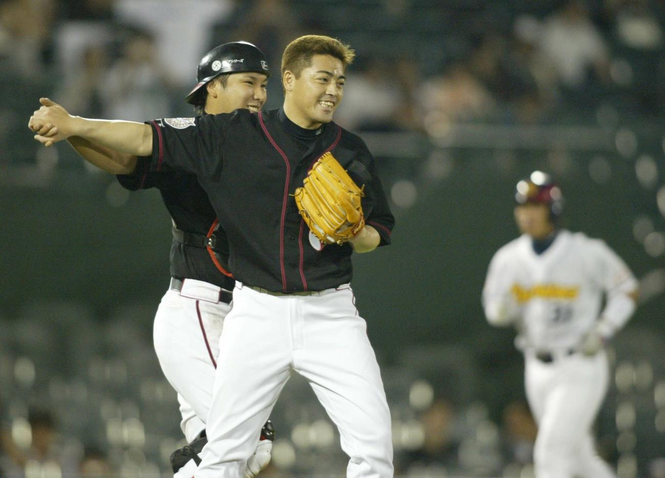 里崎智也と喜ぶ小林雅英（2005年9月13日撮影）