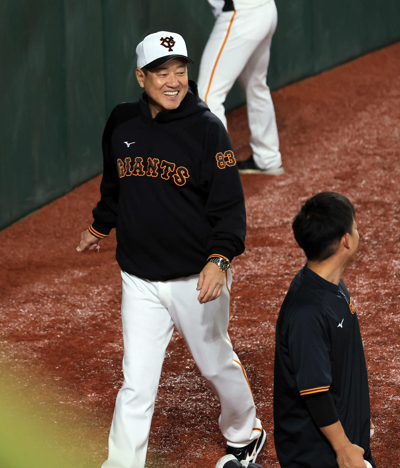 巨人対阪神　外野を歩きながら笑顔を見せる巨人原監督（撮影・浅見桂子）