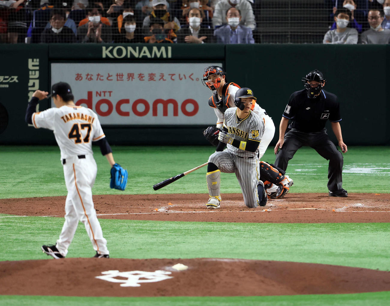 巨人対阪神　3回表阪神2死一、二塁、佐藤輝は空振り三振。投手高橋（撮影・浅見桂子）