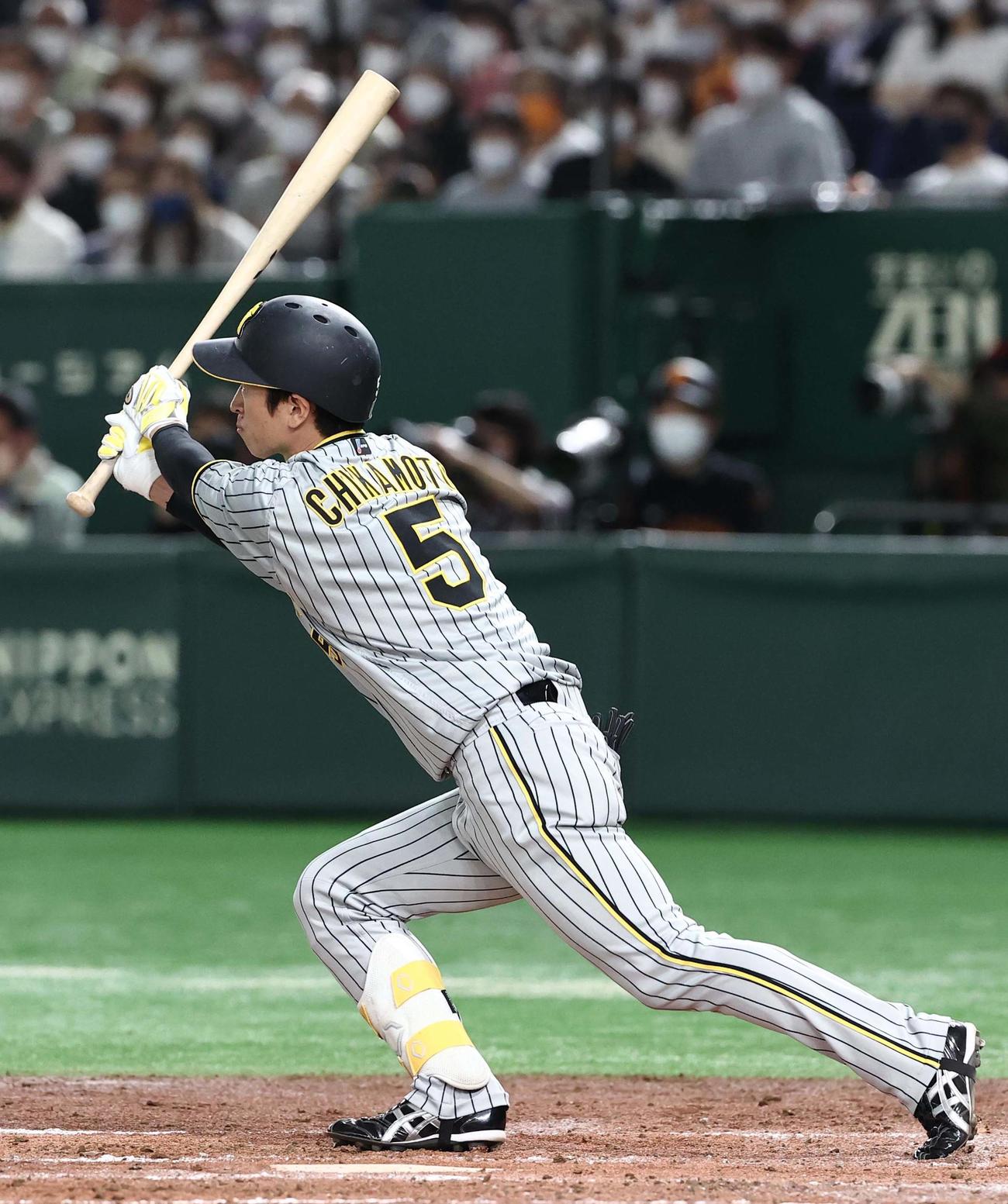 巨人対阪神　3回表阪神2死、右翼線へ二塁打を放つ近本（撮影・上田博志）