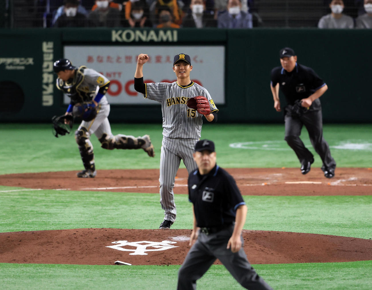巨人対阪神　4回裏巨人無死一塁、丸を遊ゴロ併殺に仕留めて笑顔でガッツポーズの西純（撮影・浅見桂子）