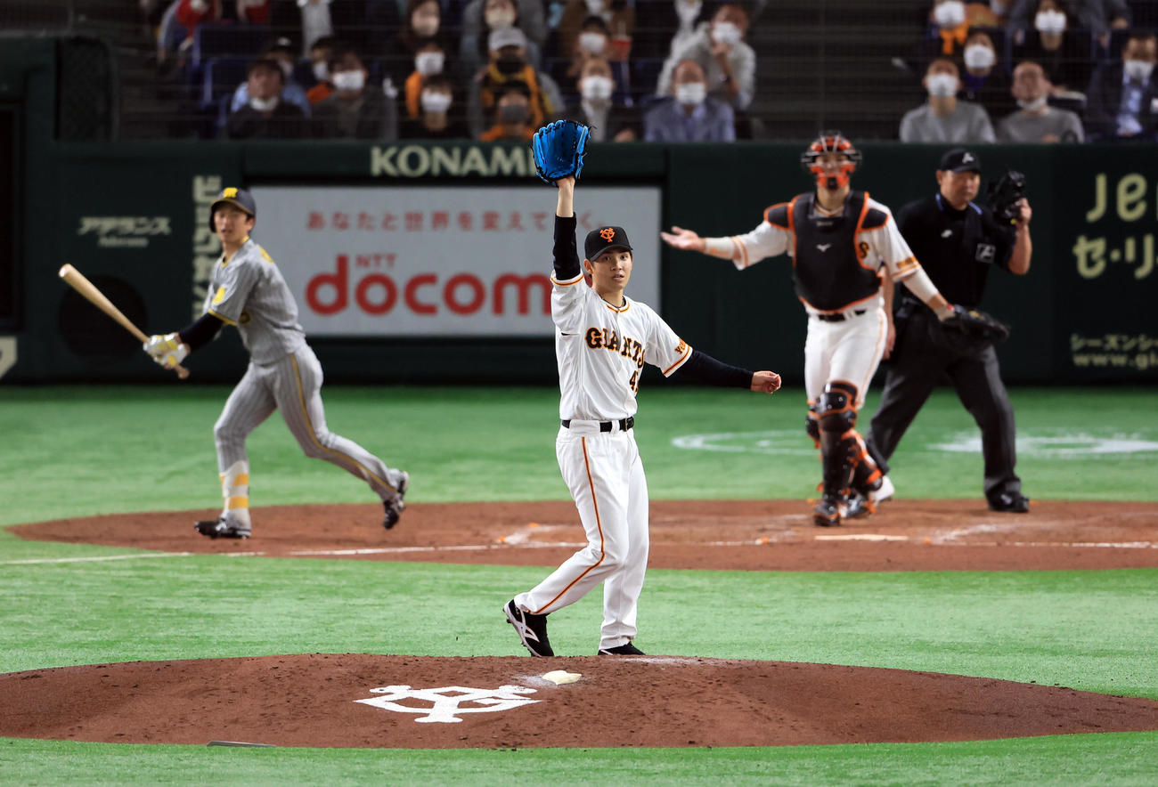 巨人対阪神　5回表阪神1死一塁、近本を遊飛に仕留めた高橋（中央）はグラブを突き上げる（撮影・浅見桂子）