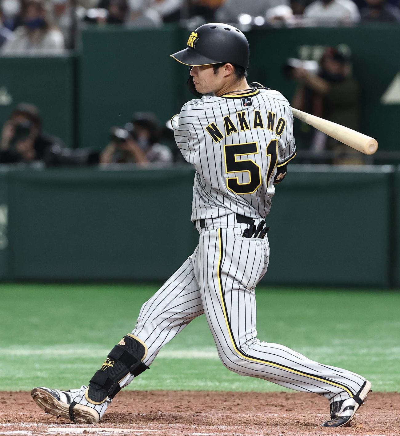 巨人対阪神　8回表阪神無死、中野は二塁内野安打を放つ（撮影・上田博志）