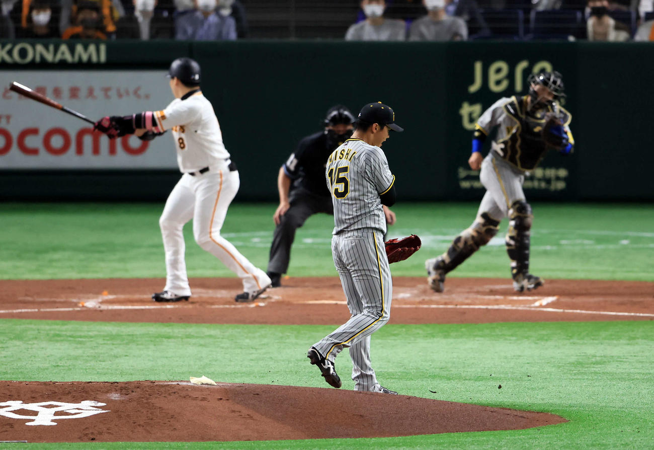 巨人対阪神　1回裏巨人2死一、二塁、丸を空振り三振に仕留めて拍手する西純（撮影・浅見桂子）