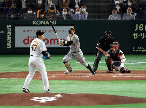 巨人対阪神　6回表阪神無死、佐藤輝は二塁打を放つ。投手高橋（撮影・浅見桂子）