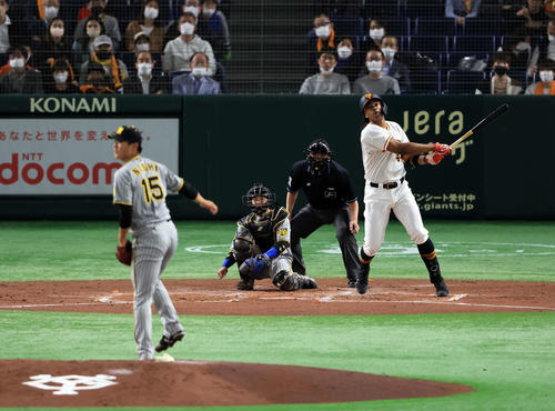 巨人対阪神　2回裏巨人無死、ウォーカーは中越え本塁打を放つ。投手西純（撮影・浅見桂子）