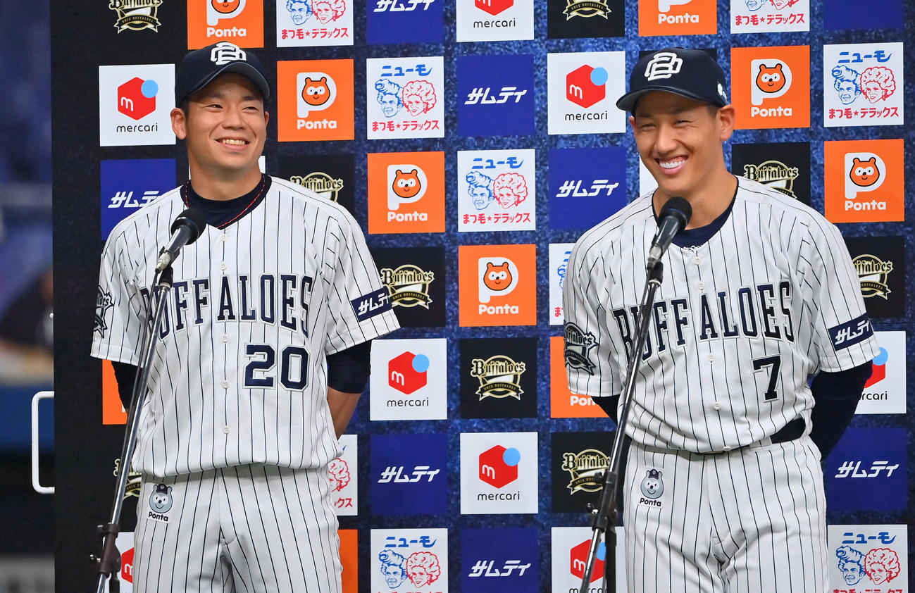 オリックス対西武　西武に勝利し笑顔でインタビューに答える近藤（左）と吉田正（撮影・和賀正仁）