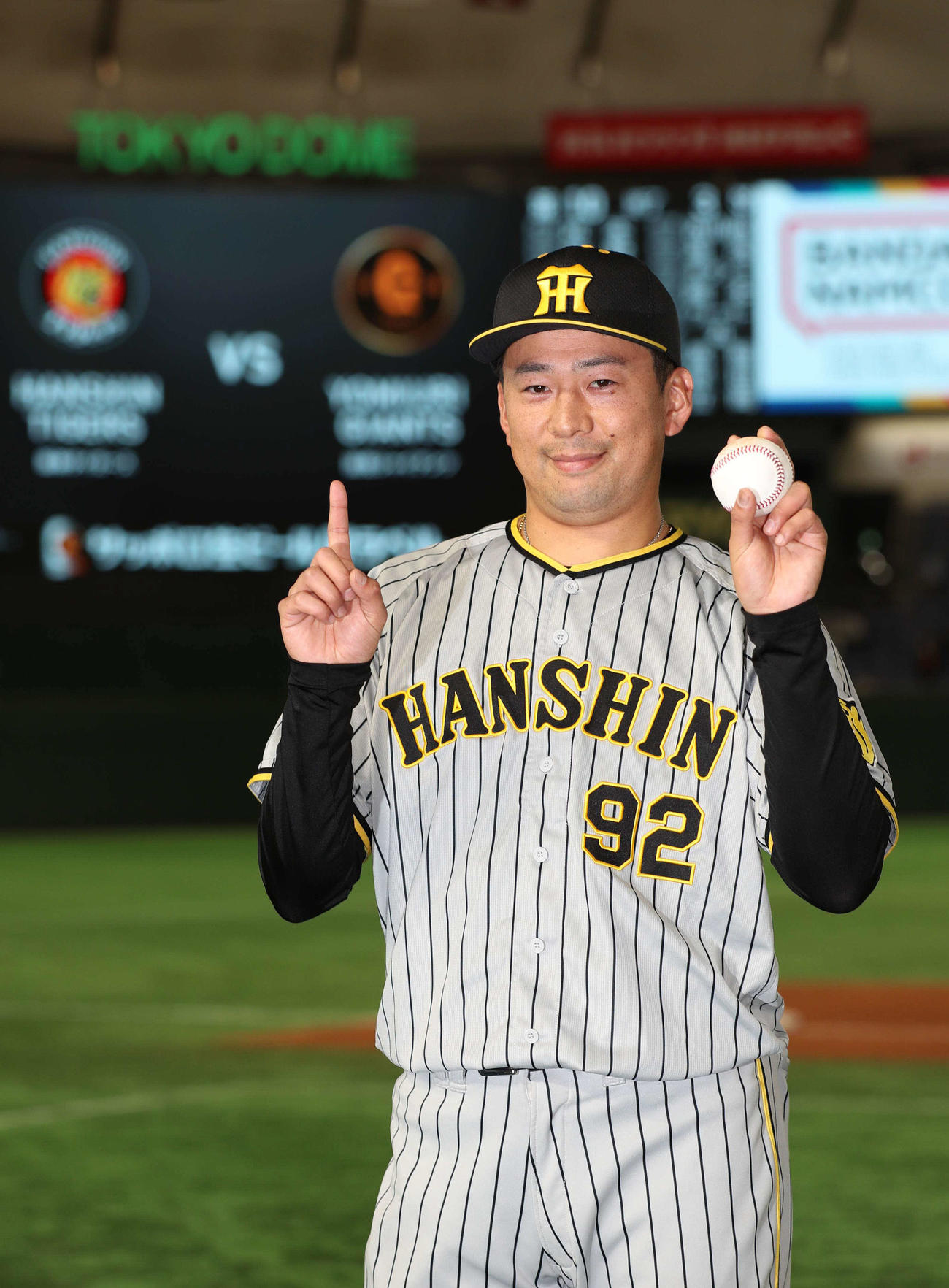 巨人対阪神　プロ初勝利の渡辺はウイニングボールを手に笑顔を見せる（撮影・上田博志）