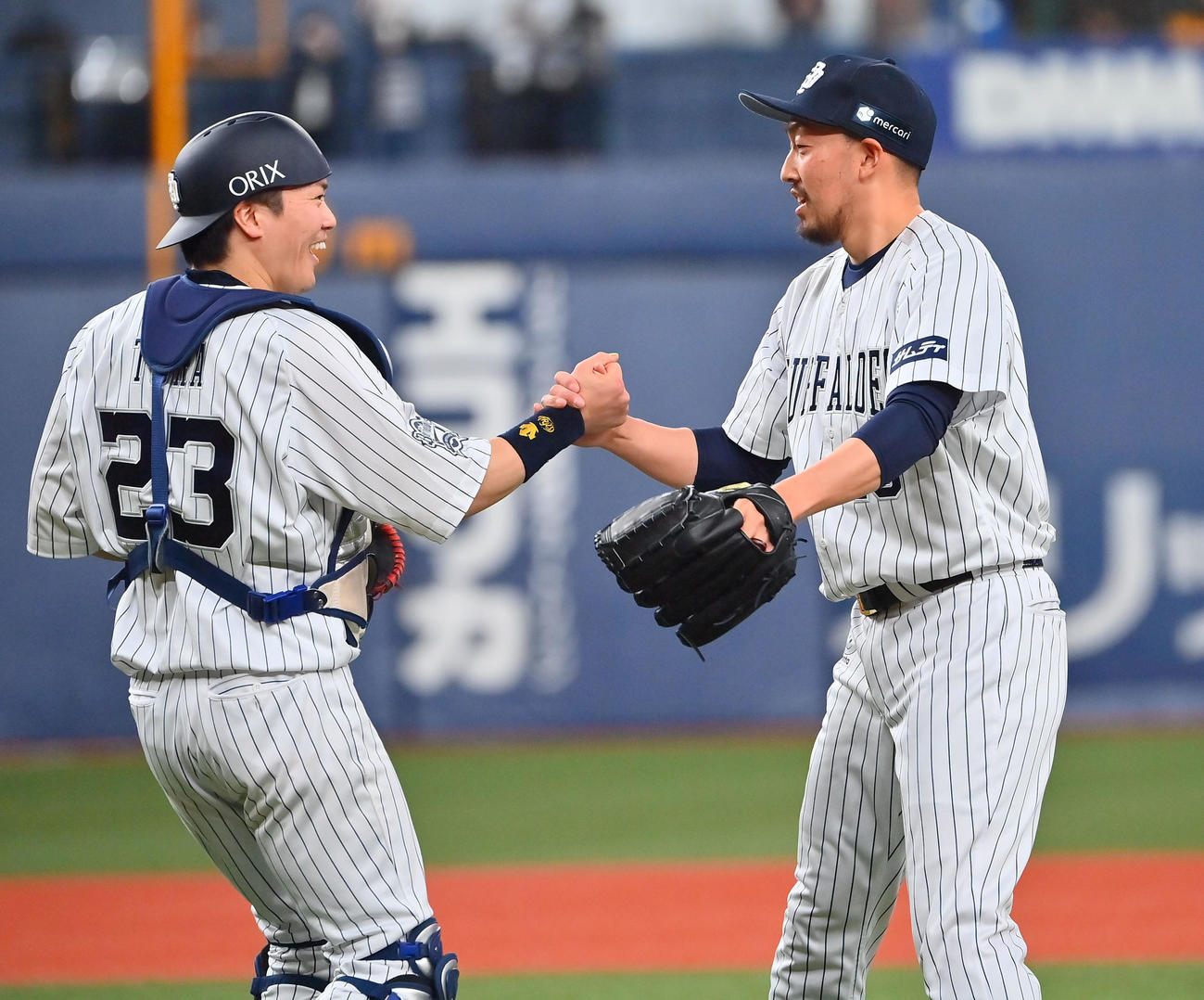 オリックス対西武　9回を締めたオリックス平野佳（右）は伏見と握手を交わす（撮影・和賀正仁）