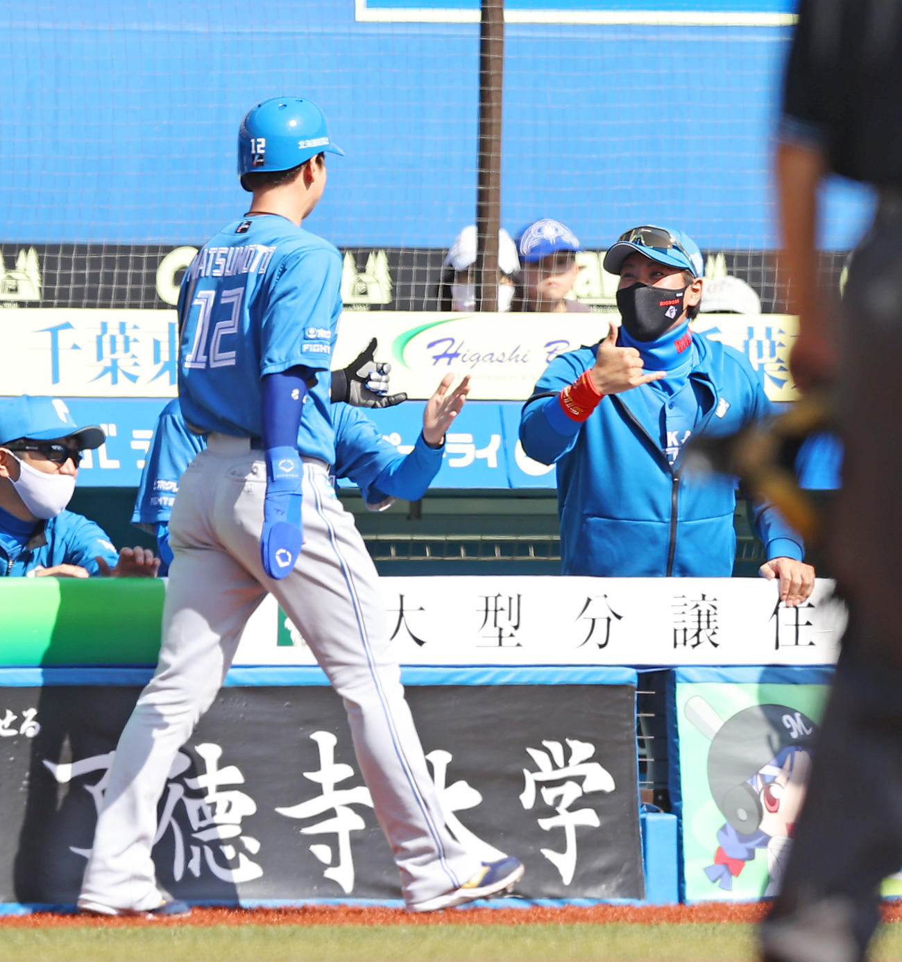 ロッテ対日本ハム　2回表生還した松本剛（左）をBIGBOSSポーズで出迎える新庄監督（右）（撮影・垰建太）