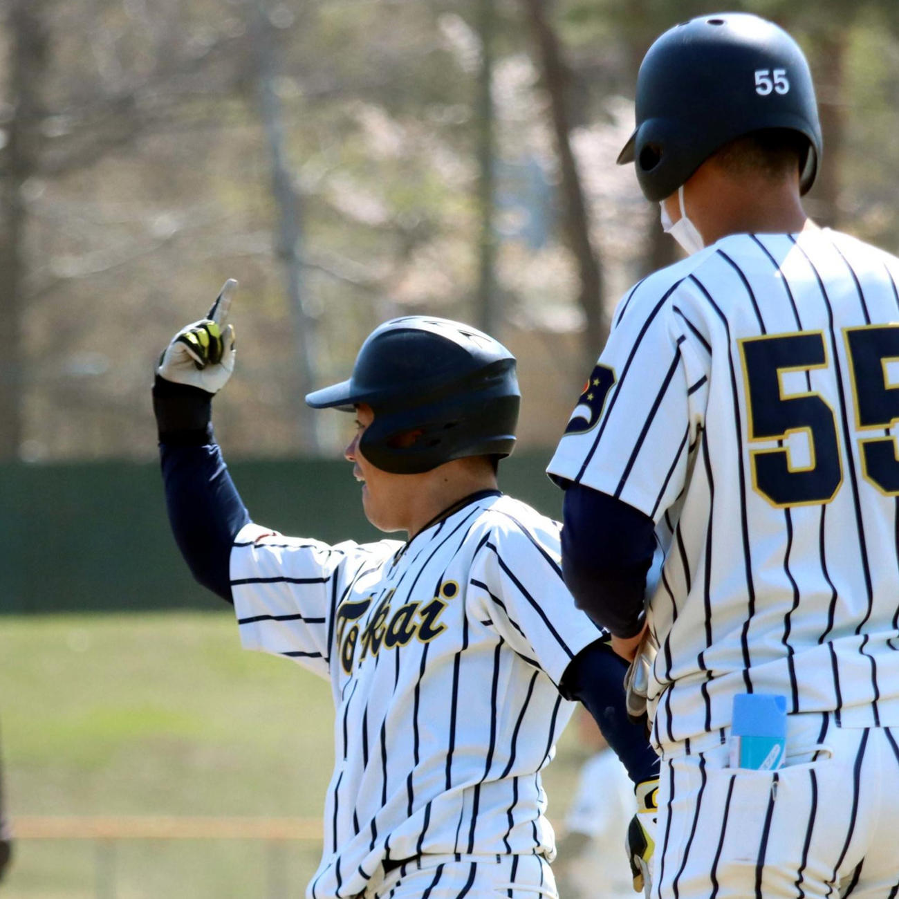 東海大北海道対北大　4回、平野が勝ち越し適時打を放ちベンチに向かい「執念ポーズ」（撮影・永野高輔）