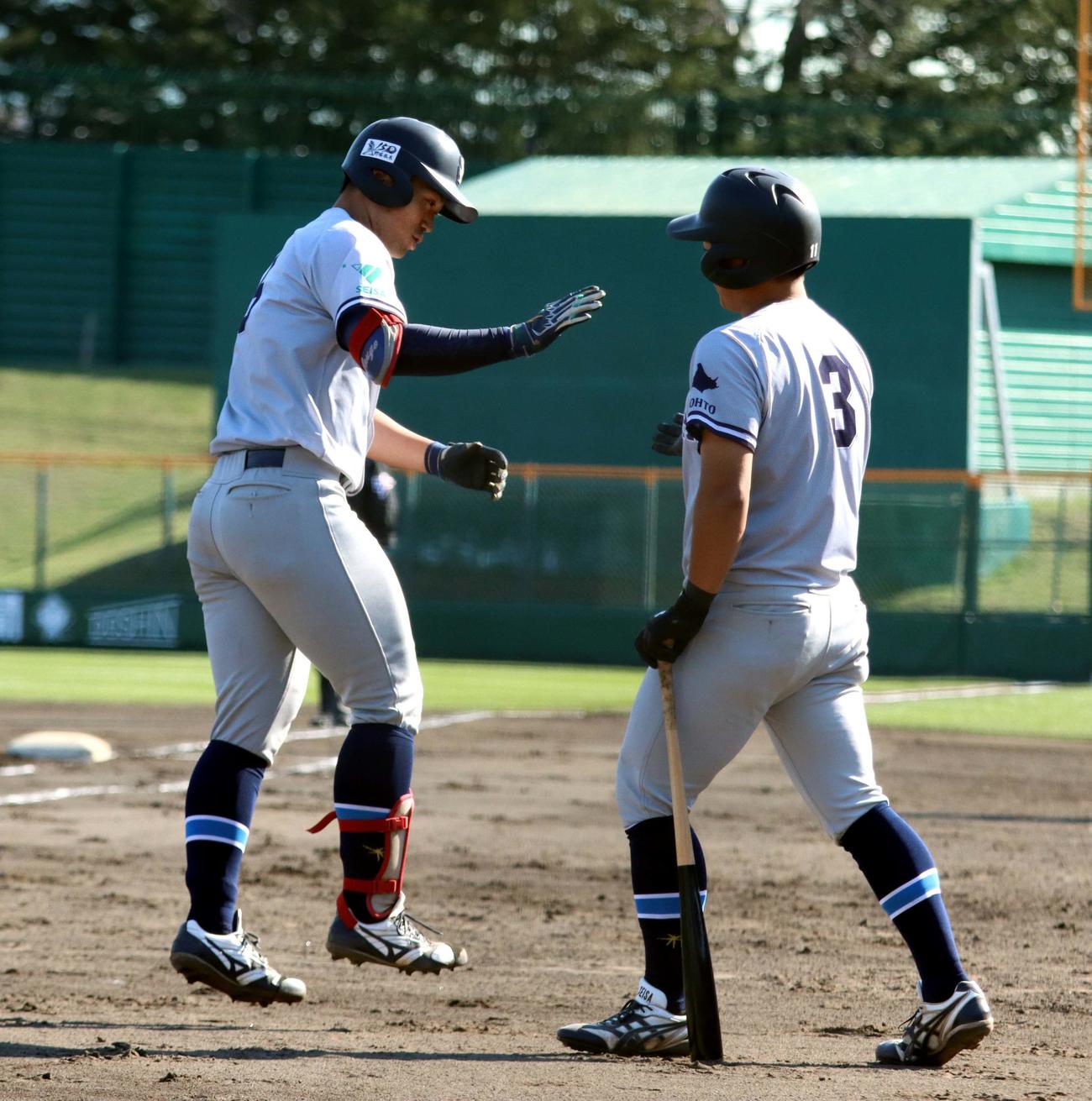 札幌大谷大対星槎道都大　1回、今春のリーグ1号となる右越え2ランを放った松下（左）（撮影・永野高輔）