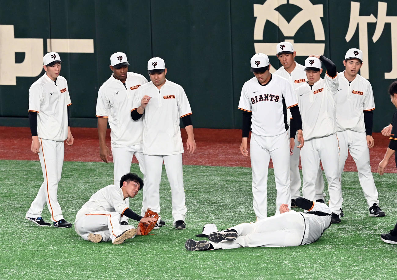 巨人対阪神　外野でアクシデントに見舞われた巨人堀田賢慎（右手前）。左は増田大（撮影・たえ見朱実）