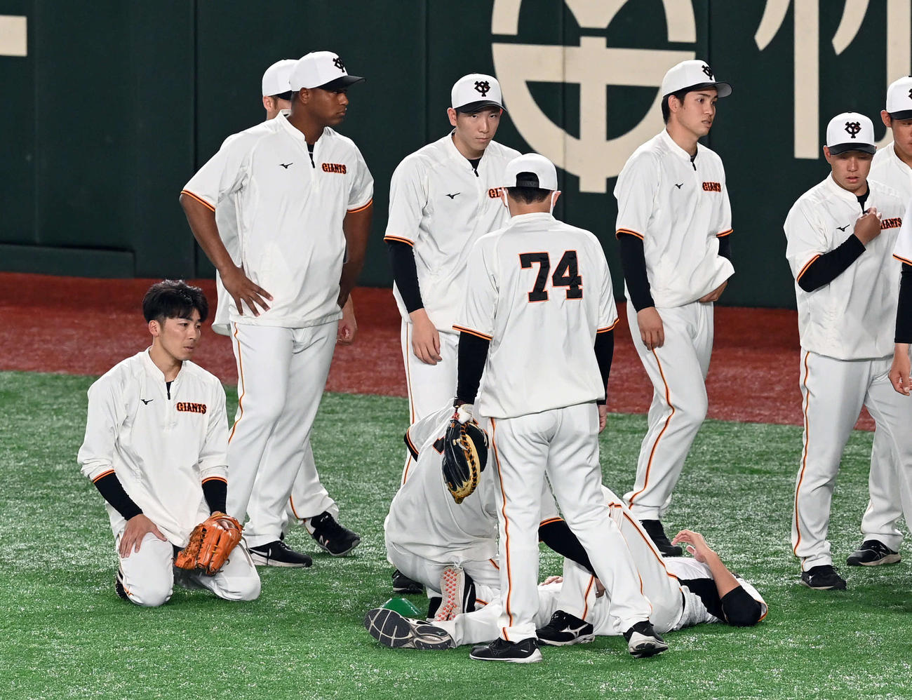 巨人対阪神　練習中、外野でアクシデントに見舞われた巨人堀田（右手前）。左は増田大（撮影・たえ見朱実）