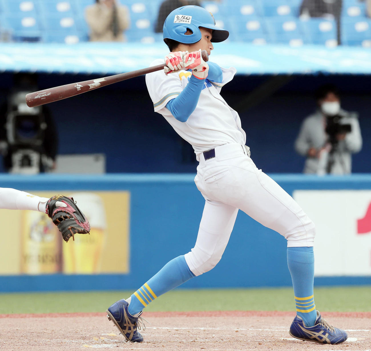 東大対早大　2回表東大2死二、三塁、右前適時打を放つ中井（撮影・野上伸悟）