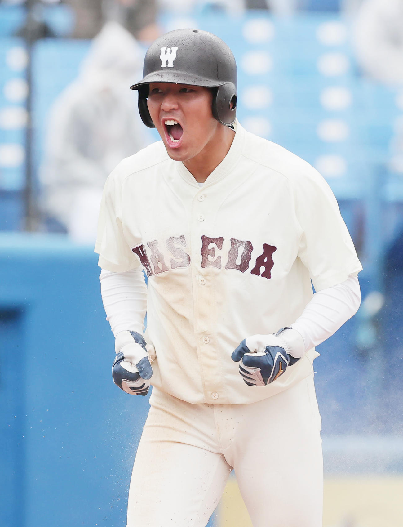 東大対早大　6回裏早大2死二塁、敵失の間に生還しほえる中川卓（撮影・野上伸悟）