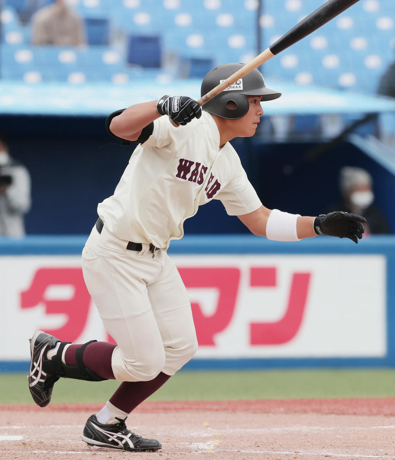 東大対早大　3回裏早大無死二塁、右前適時打を放つ松木（撮影・野上伸悟）