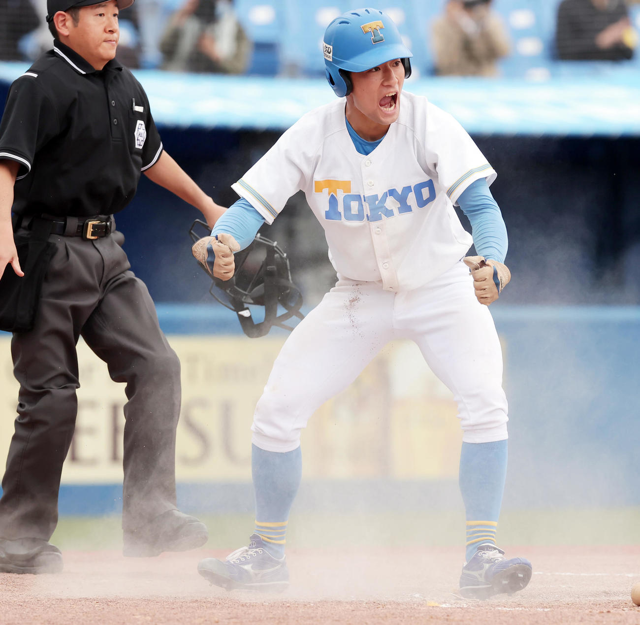 東大対早大　3回表東大1死一、三塁、林遼の投前スクイズで生還しほえる松岡泰（撮影・野上伸悟）