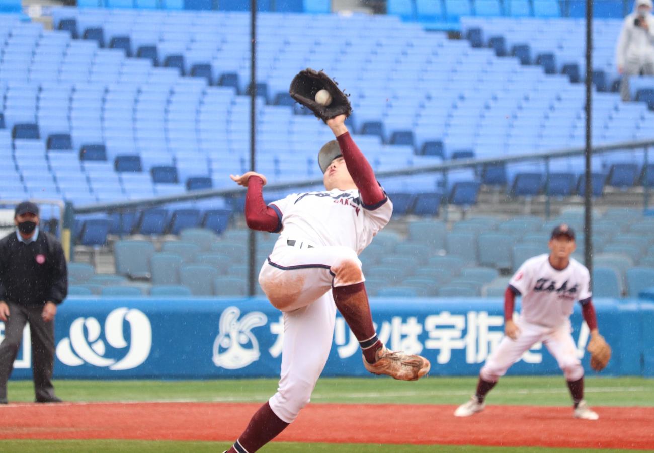 桐光学園対桐蔭学園　9回2死、投直を捕球し、優勝を決めた桐光学園・針谷隼和投手（撮影・阿部泰斉）