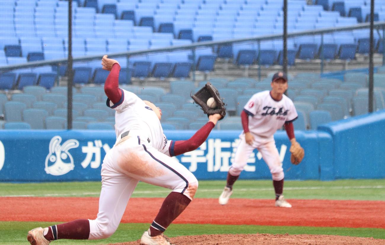 桐光学園対桐蔭学園　9回2死、投直を捕球し、優勝を決めた桐光学園・針谷隼和投手（撮影・阿部泰斉）